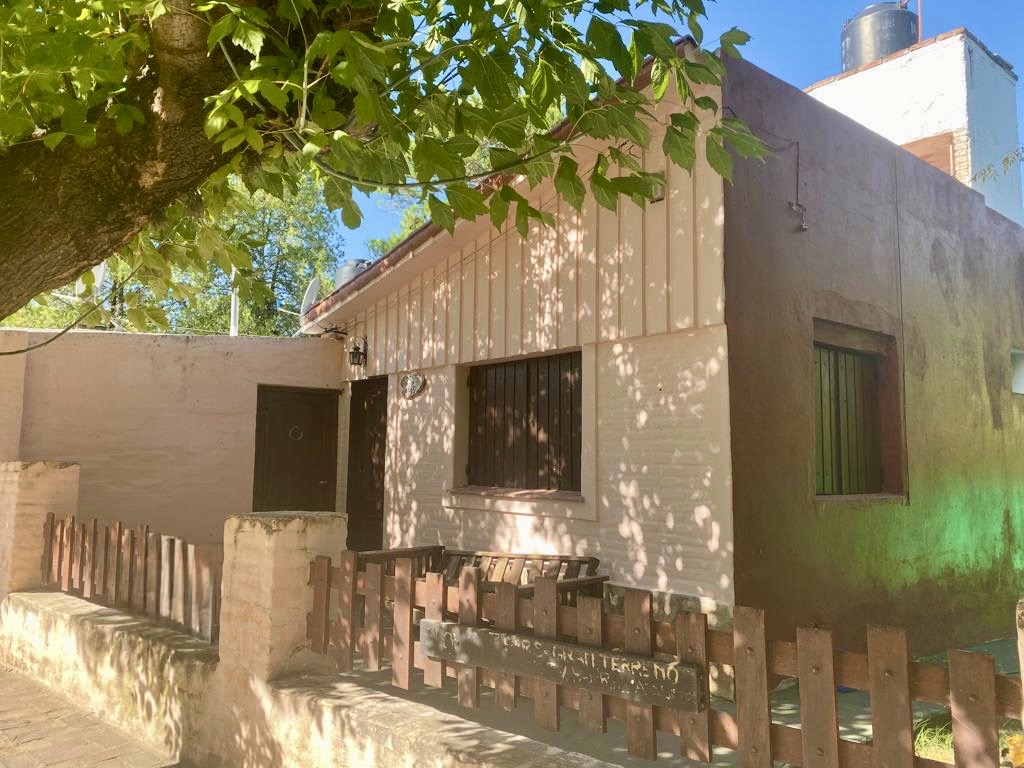 🏡 Casa con gran parque, quincho y potencial de ampliación – Calle Olmos, Mina Clavero