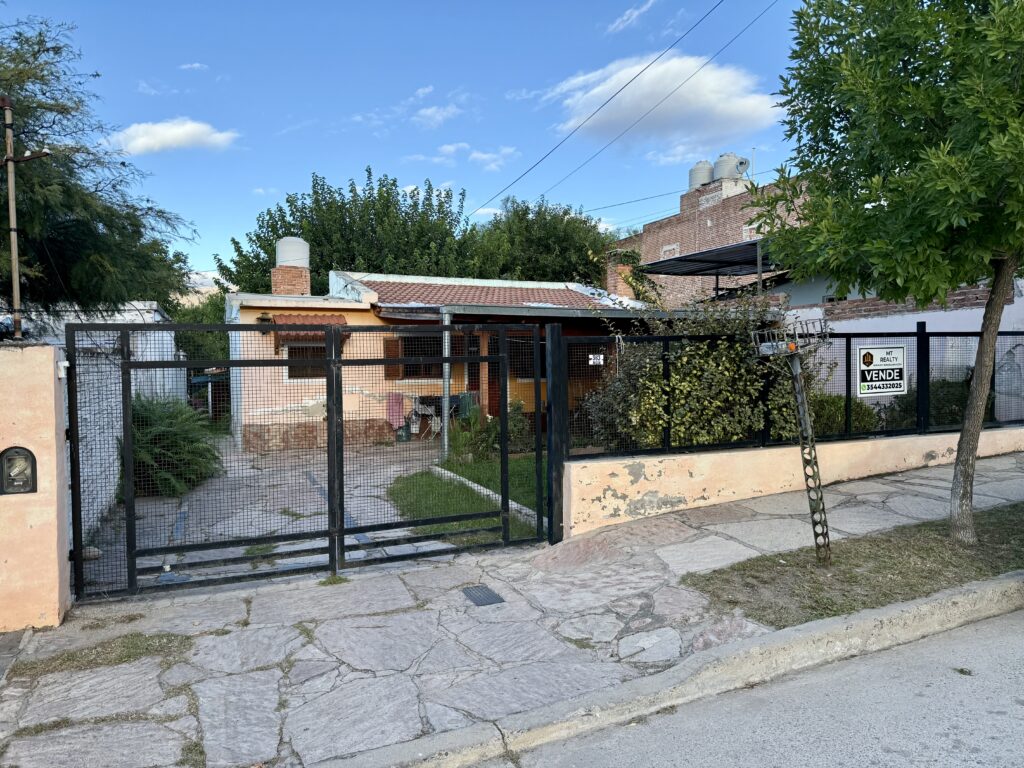 🏡 Dos viviendas en lote amplio sobre asfalto – Barrio residencial de Mina Clavero